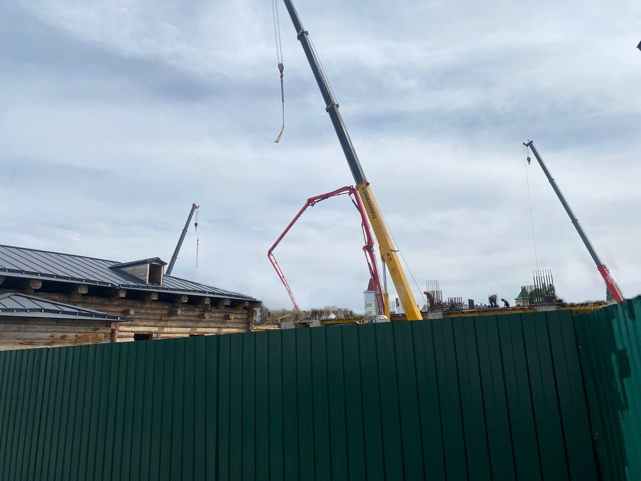 Заливка бетона в опалубку с арматурным каркасом, фото 1